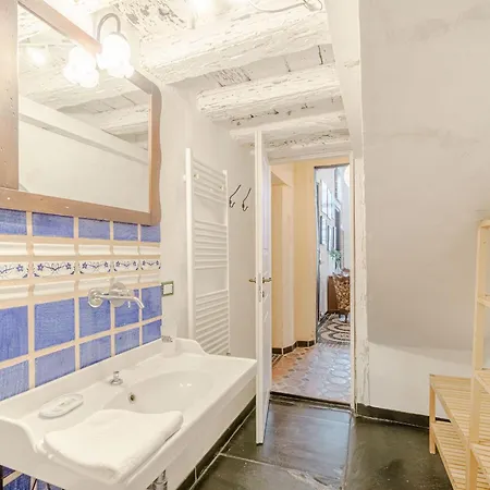 Guesthost - Timeless Charm In Porto Antico District * Genoa