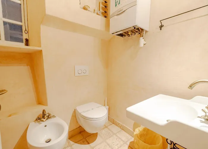 Guesthost - Timeless Charm In Porto Antico District Janov