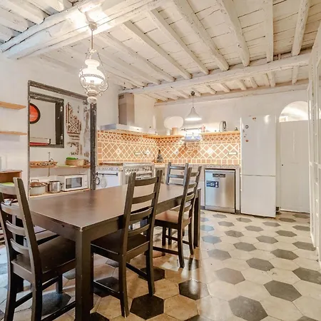Guesthost - Timeless Charm In Porto Antico District דירה