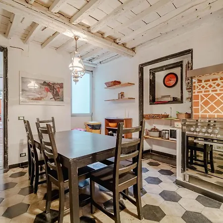 Timeless Charm In Porto Antico District شقة