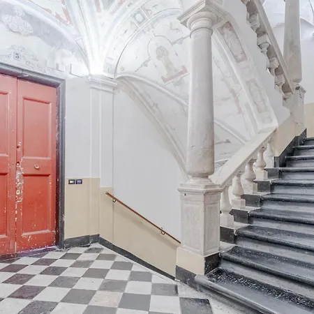 Timeless Charm In Porto Antico District *